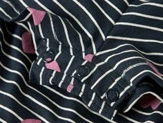 trykknapslukning i mørkeblå buksedragt med stropper og korteben med hvide striber og små pink hjerter 13228171 dark sapphire hearts